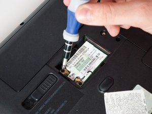 Langkah 2 — Lepaskan Sekrup Pada Wifi Adapter