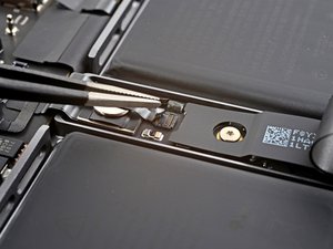 Langkah 8 — Lepaskan Trackpad Lama
