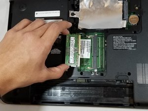 Langkah 3 — Ganti RAM Lama dengan RAM Baru