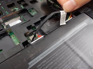 Langkah 4 — Angkat Baterai dari Laptop