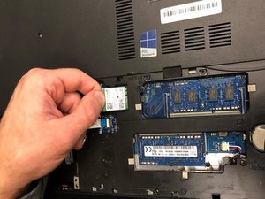 Langkah 3 — Mengeluarkan Hard Drive