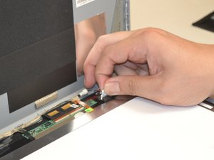 Langkah 4 — Lepaskan Kabel Digitizer