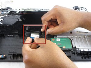 Langkah 6 — Lepaskan Pita Penjepit Keyboard