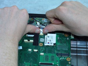 Langkah 7 — Angkat Motherboard dan Ganti Processor