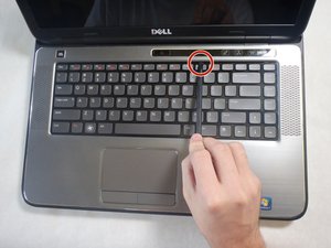 Langkah 1 — Hapus Screws dan Latch di Kompartemen Baterai