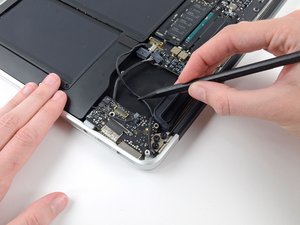 Langkah 5 — Lepaskan Kabel Kamera