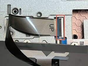 Langkah 5 — Lepaskan Kabel Keyboard Lama