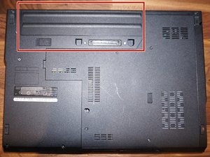 Langkah 1 — Mengeluarkan Baterai Laptop