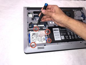 Langkah 3 — Lepaskan sekrup hard drive