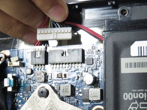 Langkah 4 — Lepaskan Kabel Baterai
