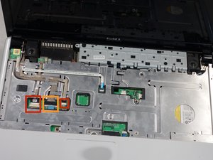 Langkah 4 — Melepas Kabel di Panel Logam