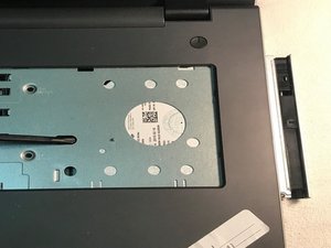 Langkah 9 — Membuka Bagian Bawah Laptop