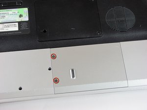 Langkah 2 — Lepaskan Screws Pada Tutup Hard Drive