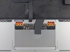 Langkah 3 — Lepas Sekrup Trackpad