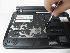 Langkah 2 — Mengakses Panel Bawah Laptop
