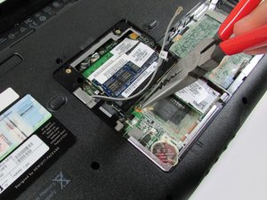 Langkah 5 — Melepas Kabel Display dan Ribbon