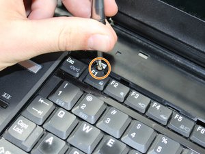 Langkah 3 — Lepaskan Screws Keyboard
