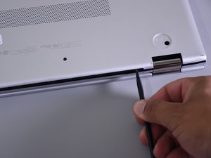 Langkah 4 — Buka penutup bawah laptop