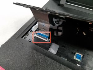 Langkah 3 — Lepaskan kabel keyboard