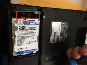 Langkah 4 — Mengeluarkan Hard Drive