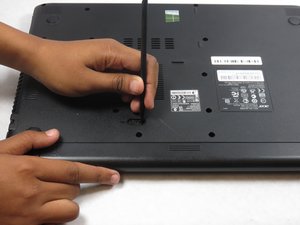 Langkah 3 — Lepaskan Screws dan Hard Drive
