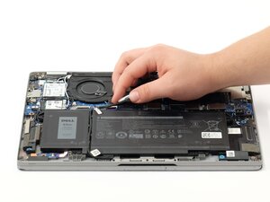 Langkah 4 — Lepaskan Kabel Baterai dari Motherboard