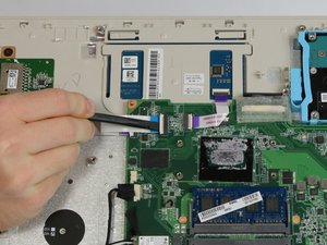 Langkah 4 — Mengangkat Motherboard