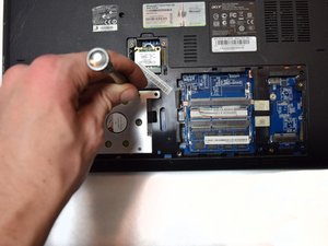 Langkah 2 — Mengakses Tray Hard Drive