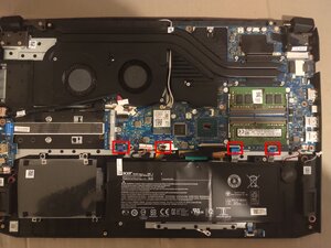 Langkah 4 — Menghubungkan Kabel Latch