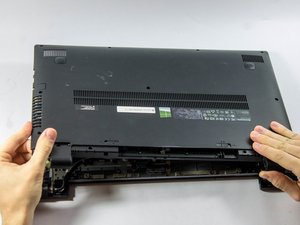 Langkah 6 — Lepas Panel Bawah