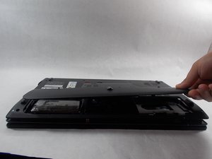 Langkah 2 — Mengangkat Tutup Belakang Laptop