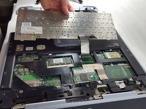 Langkah 6 — Lepaskan Kabel Keyboard