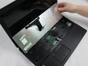 Langkah 5 — Mengeluarkan Screws dan Panel Kipas
