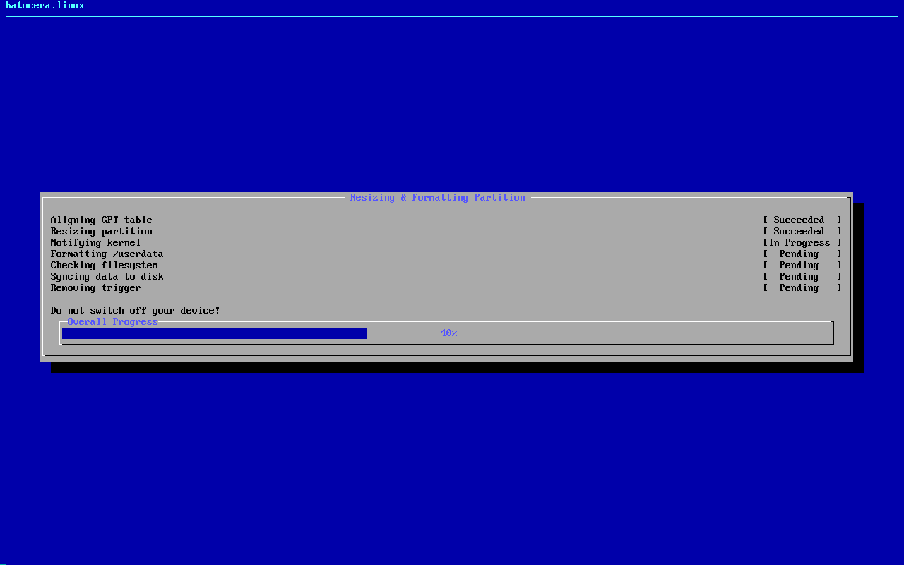 Dialog biru Resizing and Formatting Partition dengan daftar langkah Aligning GPT table Succeeded, Resizing partition Succeeded, Notifying kernel In Progress, sisanya Pending, peringatan Do not switch off your device dan bilah kemajuan 40 persen