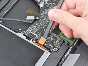 Langkah 6 — Menghilangkan Kabel Optical Drive