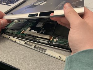 Langkah 3 — Buka Casing Laptop