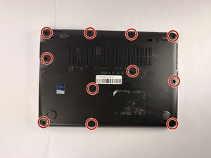 Langkah 1 — Menghapus Screws di Bagian Bawah Laptop
