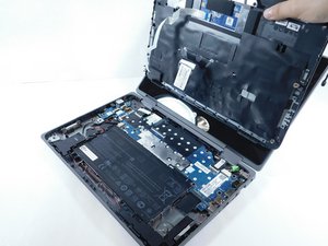 Langkah 5 — Pasang Motherboard dan Kabel Kembali