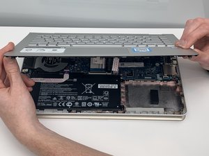Langkah 5 — Lepaskan Keyboard dengan Hati-hati