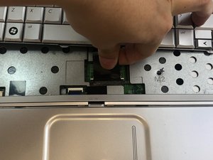 Langkah 11 — Lepaskan Kabel Keyboard