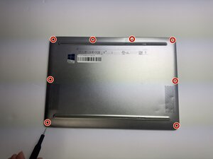 Langkah 3 — Lepaskan Sekrup Panel Belakang