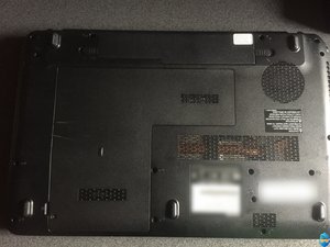 Langkah 2 — Balikkan Laptop dan Lepaskan Baterai