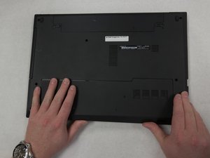 Langkah 2 — Buka Panel Bawah Laptop