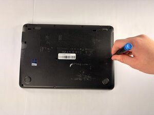 Langkah 1 — Menghapus Screws di Bagian Bawah Laptop