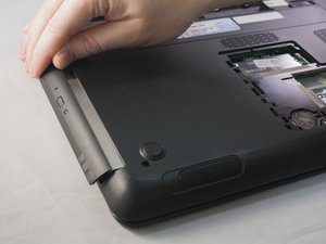 Langkah 3 — Mengeluarkan Disk Drive