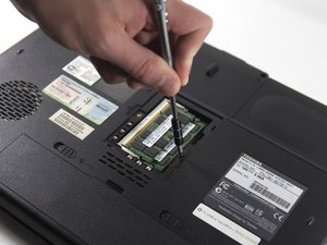 Langkah 3 — Lepaskan Optical Drive dari Soketnya