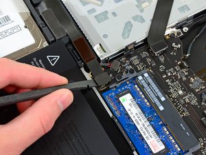 Langkah 6 — Mengangkat Kabel Hard Drive/IR Sensor