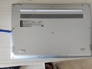 Langkah 2 — Membuka Casing dengan Alat Pemisah