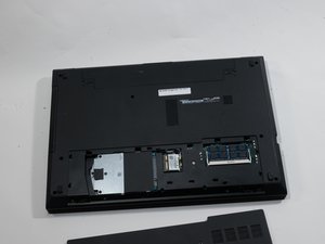 Langkah 2 — Buka Panel Bawah Laptop