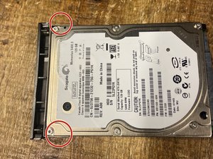 Langkah 3 — Langkah 3: Mengganti Bracket Hard Drive